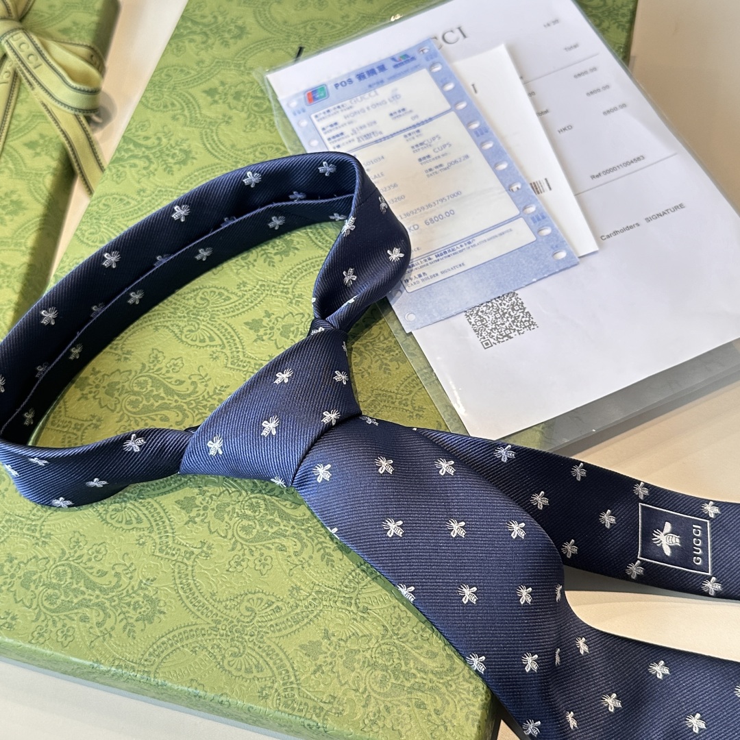 特价👏👏上新🥁🎉G家男士领带系列👔👔，稀有🐝🐝展现精湛手工与时尚优雅的理想选择，这款领带将标志性的主题动