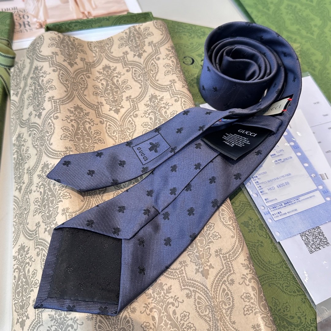 特价👏👏上新🥁🎉G家男士领带系列👔👔，稀有🐝🐝展现精湛手工与时尚优雅的理想选择，这款领带将标志性的主题动