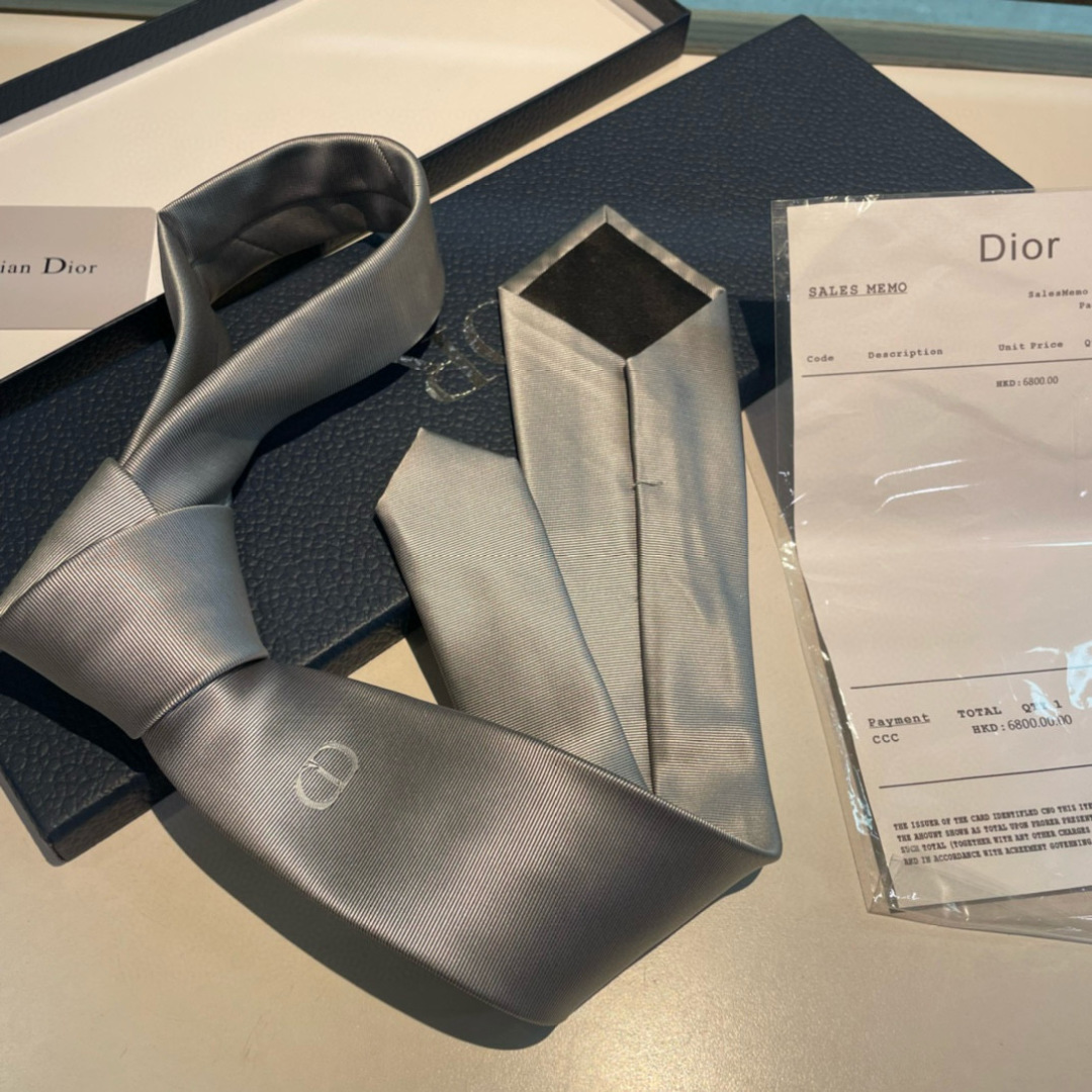 特价特价P 爆款到👏👏Do家新款领带  👔👔Dior男士【D家LOGO系列领带】，稀有😻😻展现精湛手工与