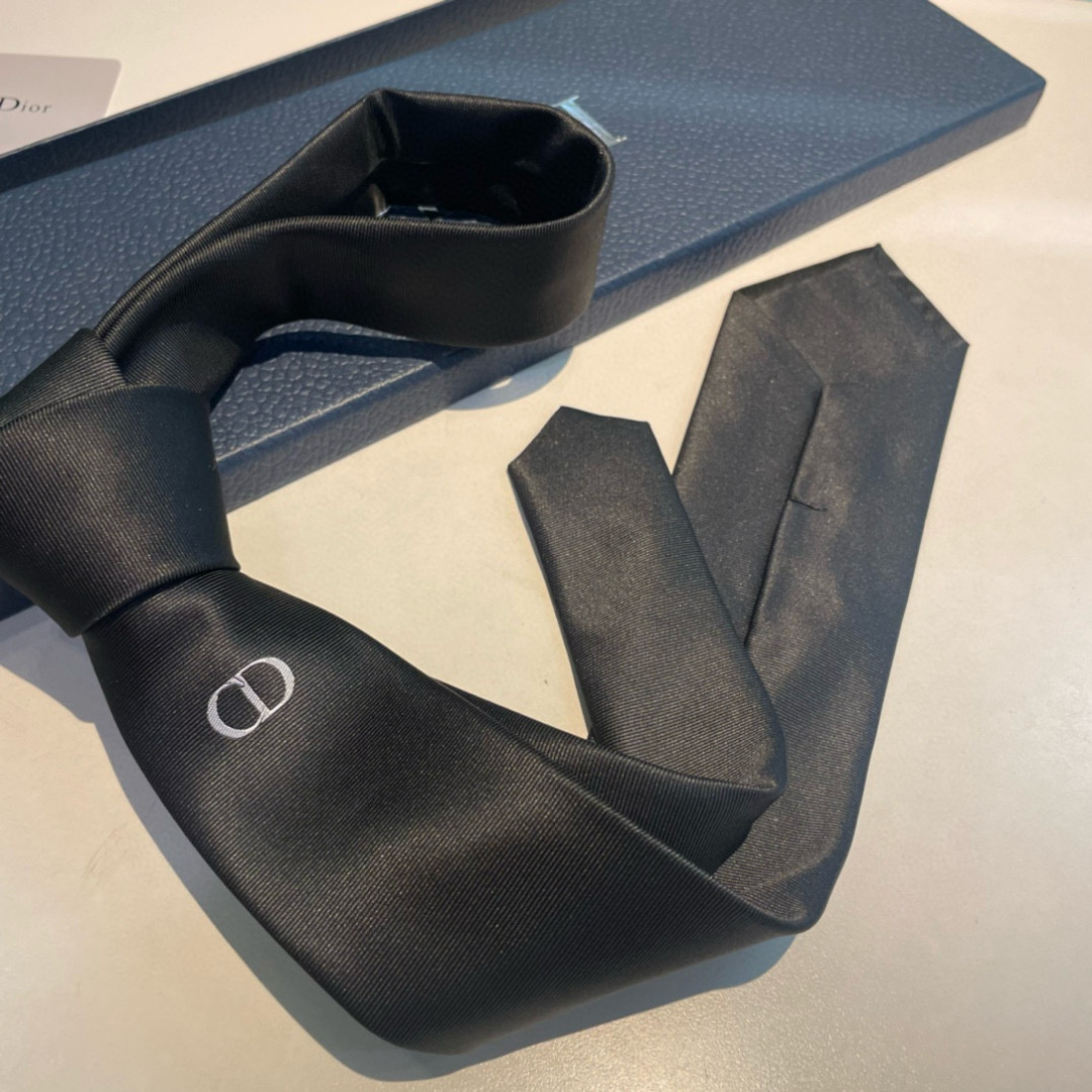 特价特价P 爆款到👏👏Do家新款领带  👔👔Dior男士【D家LOGO系列领带】，稀有😻😻展现精湛手工与