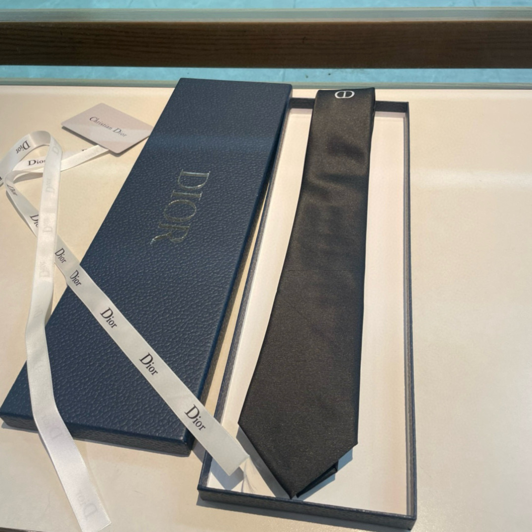 特价特价P 爆款到👏👏Do家新款领带  👔👔Dior男士【D家LOGO系列领带】，稀有😻😻展现精湛手工与