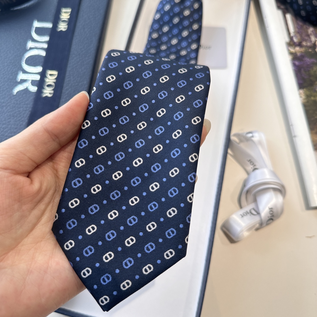 特价特 爆款到👏👏Do家新款领带  👔👔Dior男士【D家LOGO系列领带】，稀有😻😻展现精湛手工与时尚