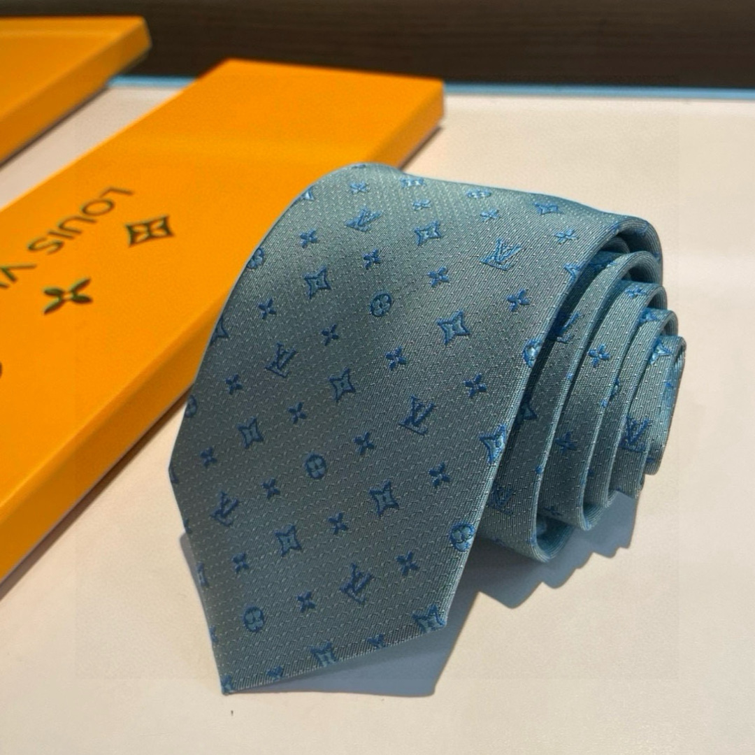 特价👏👏专柜同歩👔👔精致的小Logo提花，低调奢华大气的配色，这款领带将Lv标志性的Damier图案以同