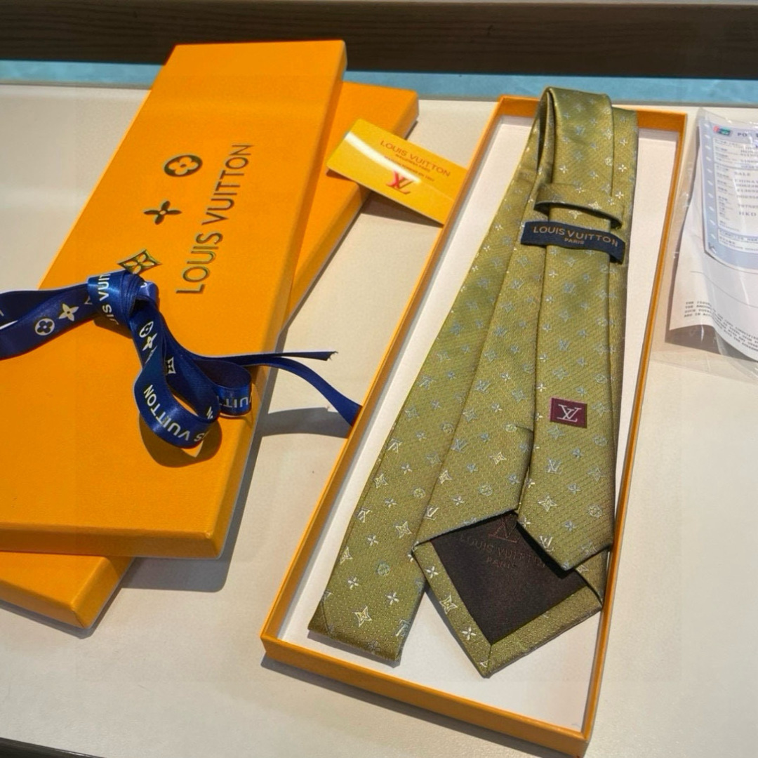特价👏👏专柜同歩👔👔精致的小Logo提花，低调奢华大气的配色，这款领带将Lv标志性的Damier图案以同