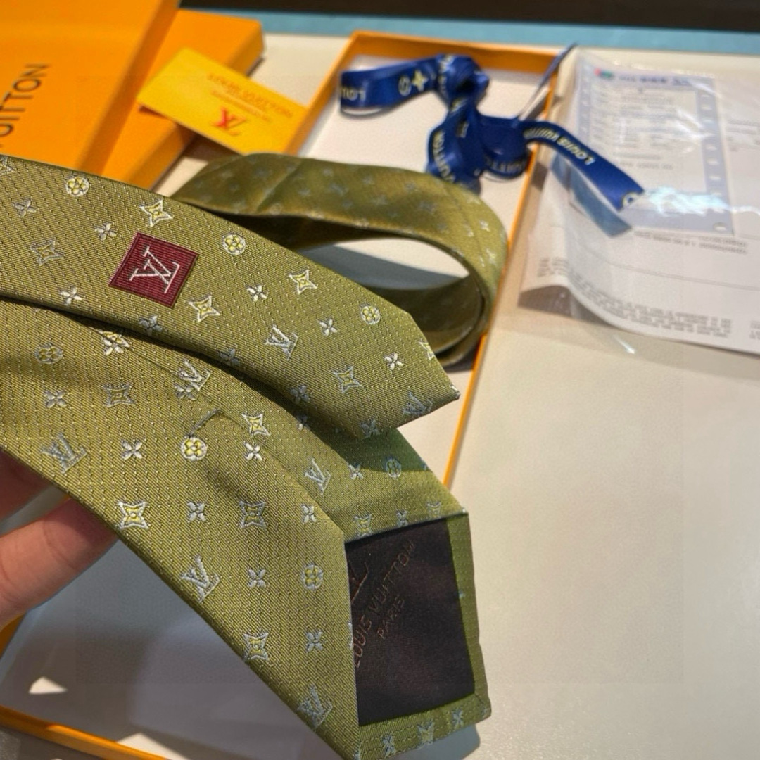 特价👏👏专柜同歩👔👔精致的小Logo提花，低调奢华大气的配色，这款领带将Lv标志性的Damier图案以同