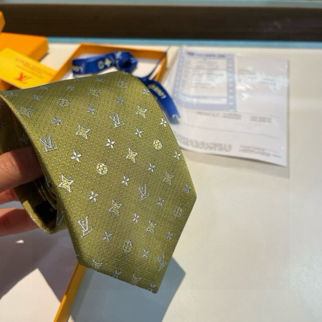 特价👏👏专柜同歩👔👔精致的小Logo提花，低调奢华大气的配色，这款领带将Lv标志性的Damier图案以同