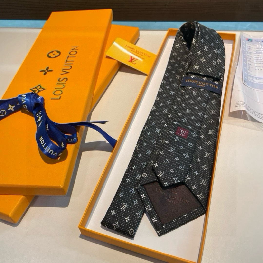 特价👏👏专柜同歩👔👔精致的小Logo提花，低调奢华大气的配色，这款领带将Lv标志性的Damier图案以同