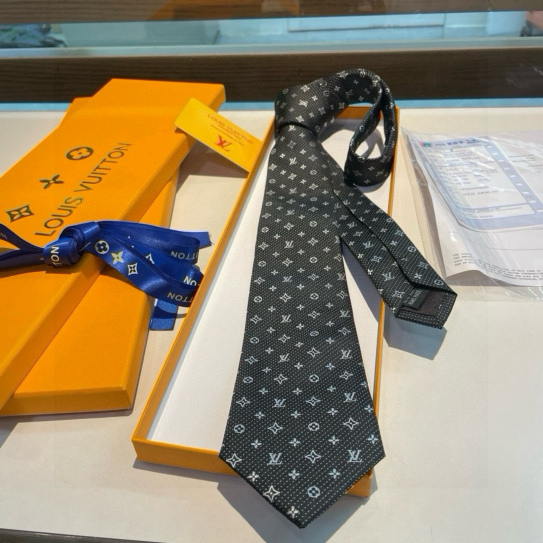 特价👏👏专柜同歩👔👔精致的小Logo提花，低调奢华大气的配色，这款领带将Lv标志性的Damier图案以同