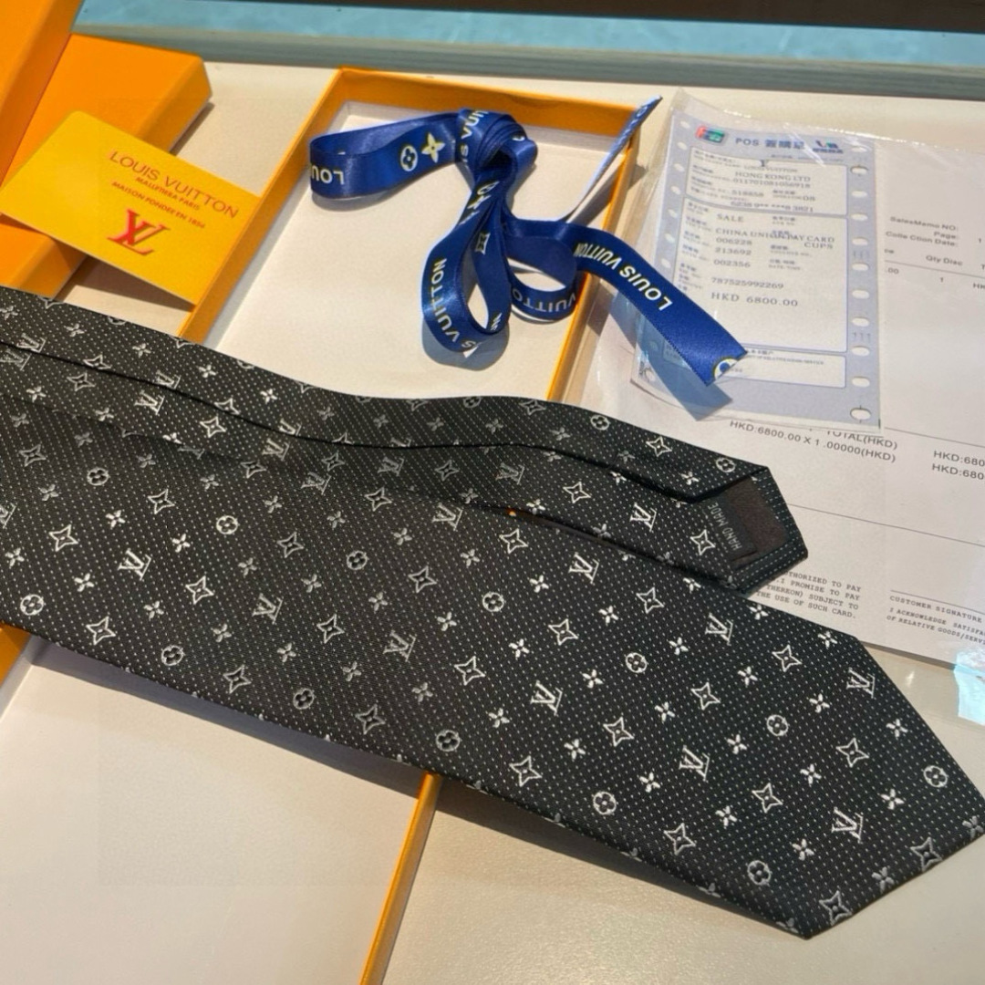 特价👏👏专柜同歩👔👔精致的小Logo提花，低调奢华大气的配色，这款领带将Lv标志性的Damier图案以同