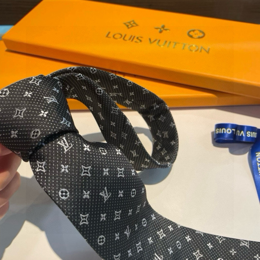 特价👏👏专柜同歩👔👔精致的小Logo提花，低调奢华大气的配色，这款领带将Lv标志性的Damier图案以同