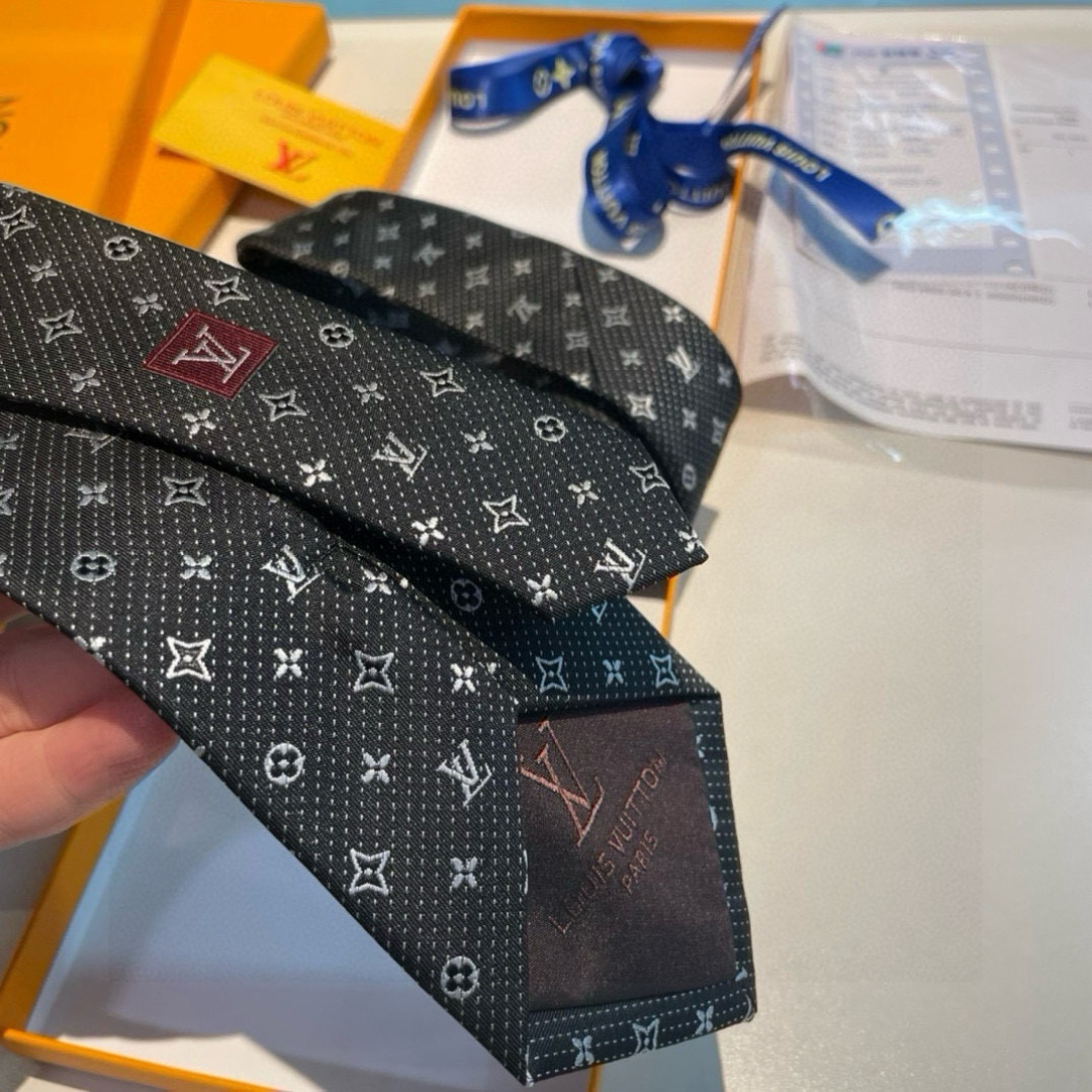 特价👏👏专柜同歩👔👔精致的小Logo提花，低调奢华大气的配色，这款领带将Lv标志性的Damier图案以同