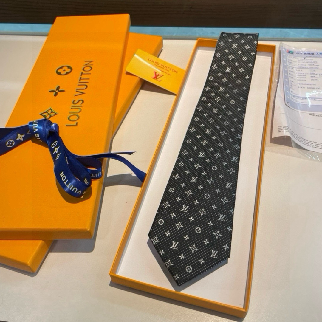 特价👏👏专柜同歩👔👔精致的小Logo提花，低调奢华大气的配色，这款领带将Lv标志性的Damier图案以同
