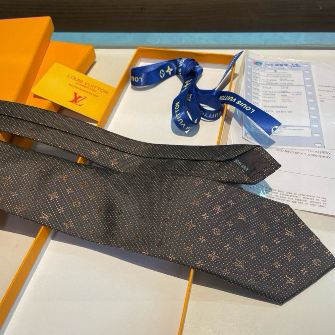 特价👏👏专柜同歩👔👔精致的小Logo提花，低调奢华大气的配色，这款领带将Lv标志性的Damier图案以同