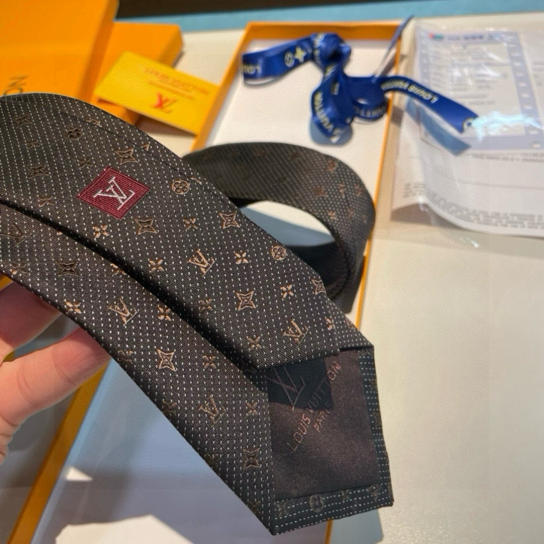 特价👏👏专柜同歩👔👔精致的小Logo提花，低调奢华大气的配色，这款领带将Lv标志性的Damier图案以同