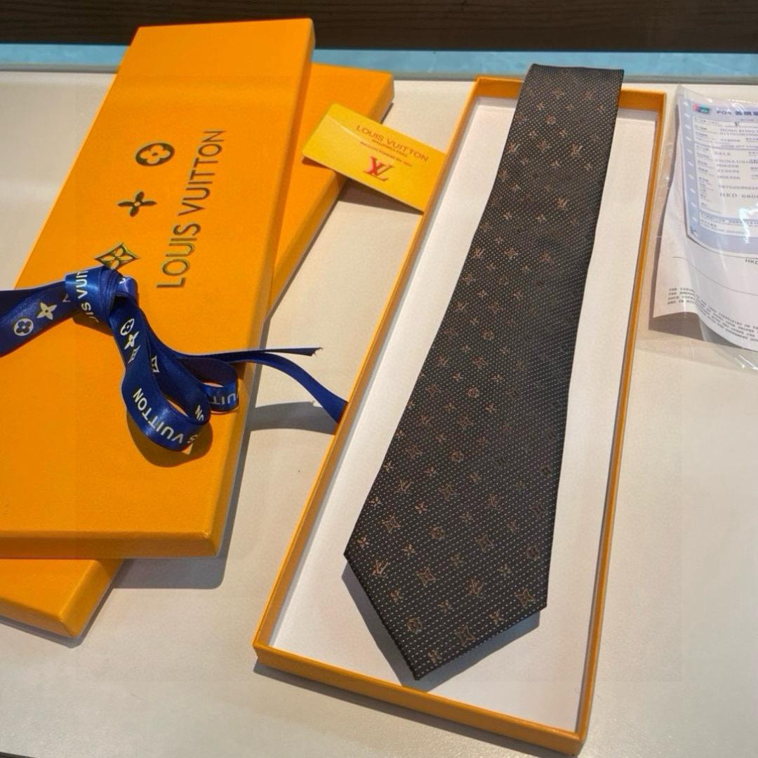 特价👏👏专柜同歩👔👔精致的小Logo提花，低调奢华大气的配色，这款领带将Lv标志性的Damier图案以同