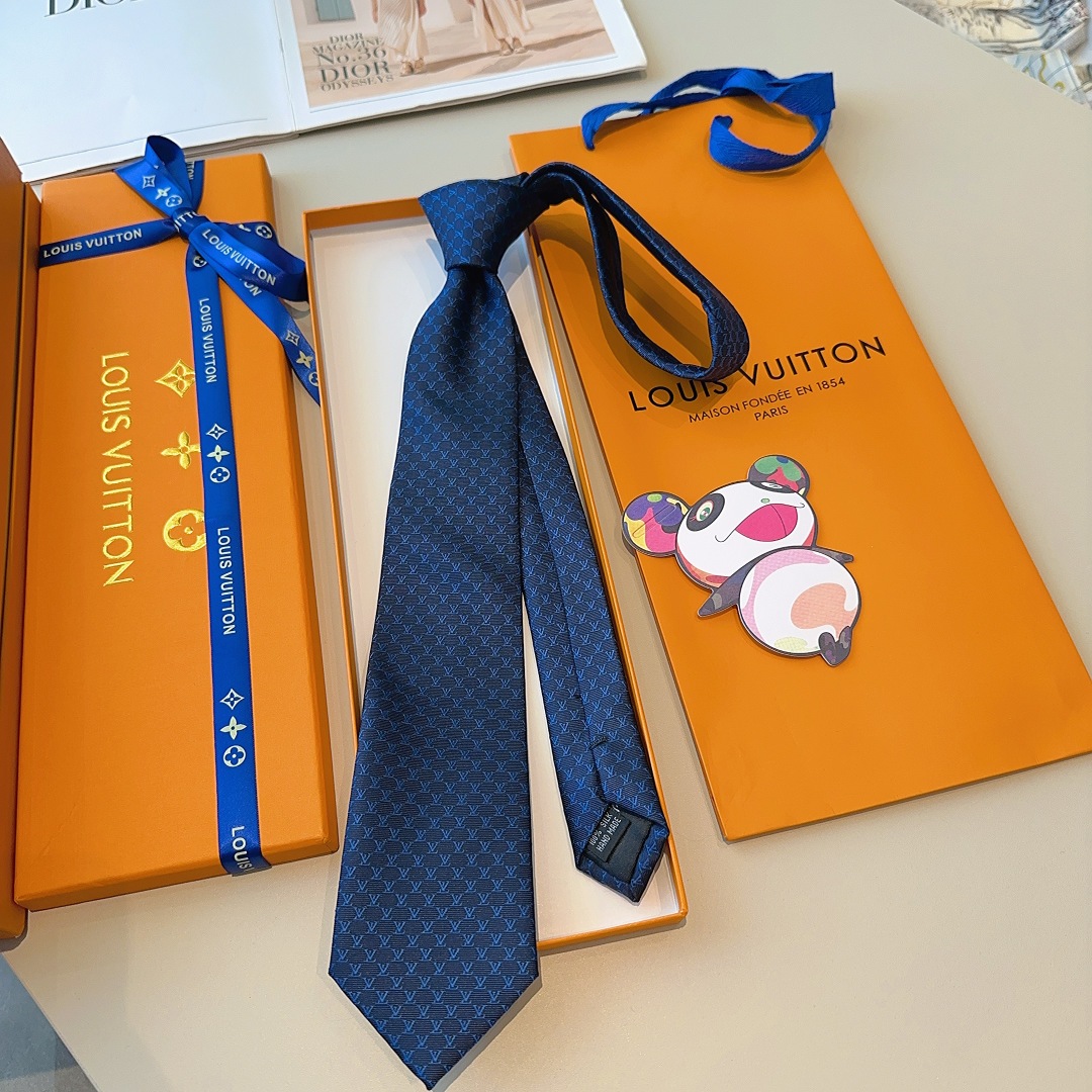 特价特 LV Fishnet桑蚕丝领带于意大利匠心打造，以品牌字母巧筑渔网图案，为经典格调注入俊朗气息
