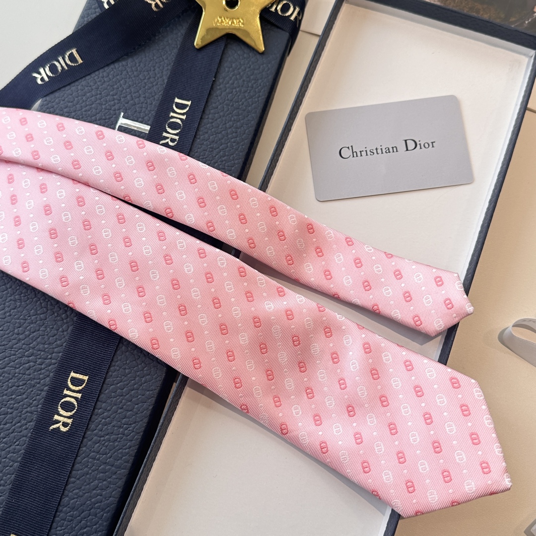 特价特 爆款到👏👏Do家新款领带  👔👔Dior男士【D家LOGO系列领带】，稀有😻😻展现精湛手工与时尚