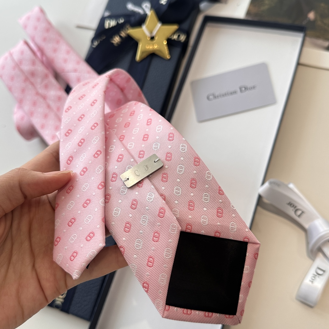特价特 爆款到👏👏Do家新款领带  👔👔Dior男士【D家LOGO系列领带】，稀有😻😻展现精湛手工与时尚