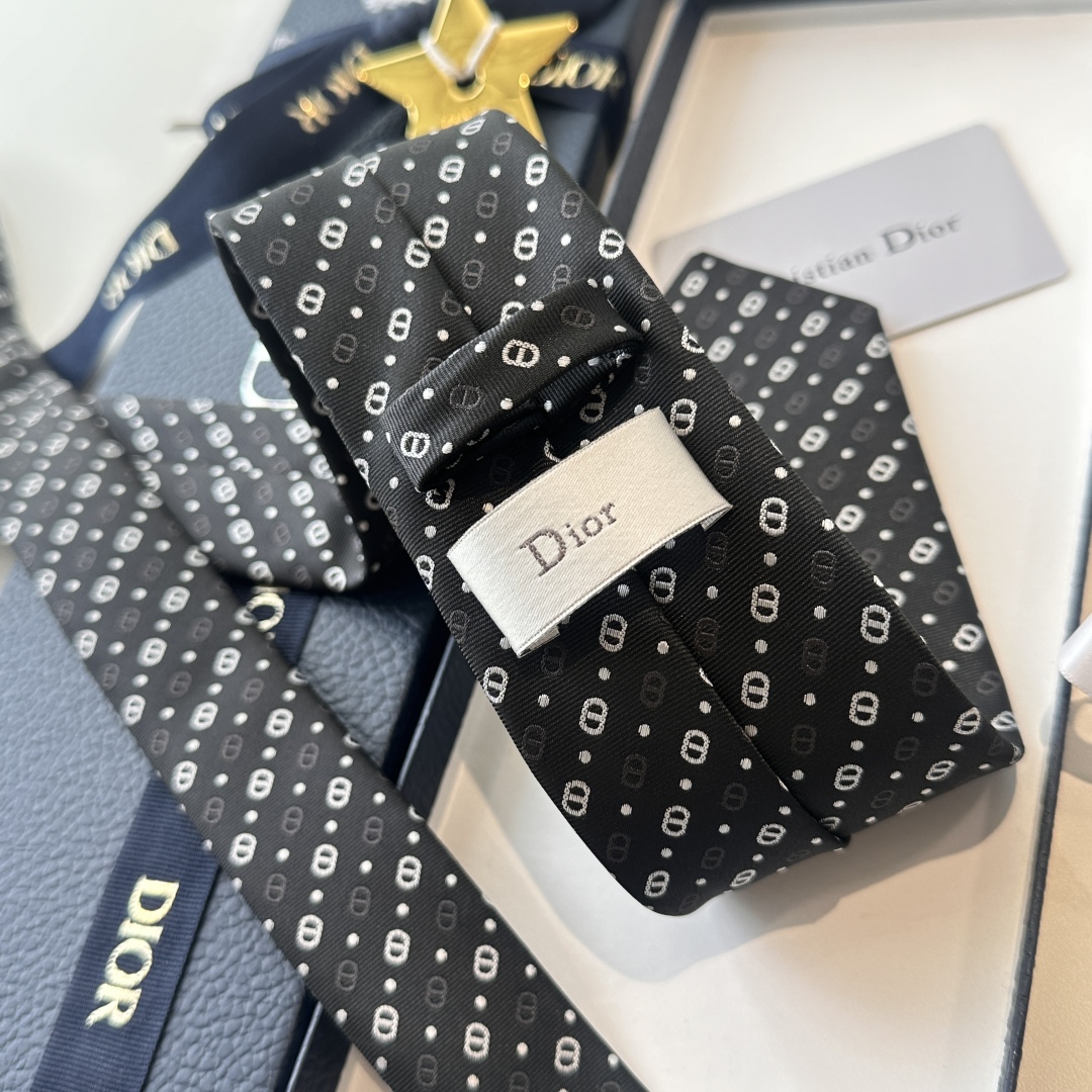 特价特 爆款到👏👏Do家新款领带  👔👔Dior男士【D家LOGO系列领带】，稀有😻😻展现精湛手工与时尚