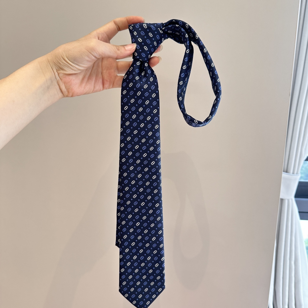 特价特 爆款到👏👏Do家新款领带  👔👔Dior男士【D家LOGO系列领带】，稀有😻😻展现精湛手工与时尚
