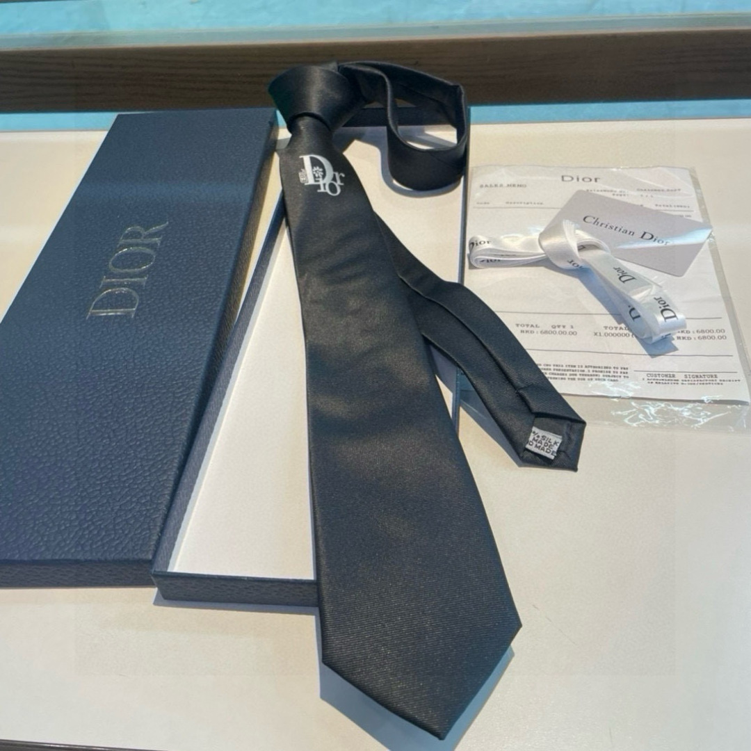 特价 爆款到👏👏Do家新款领带  👔👔Dior男士【D家LOGO系列领带】，稀有😻😻展现精湛手工与时尚优