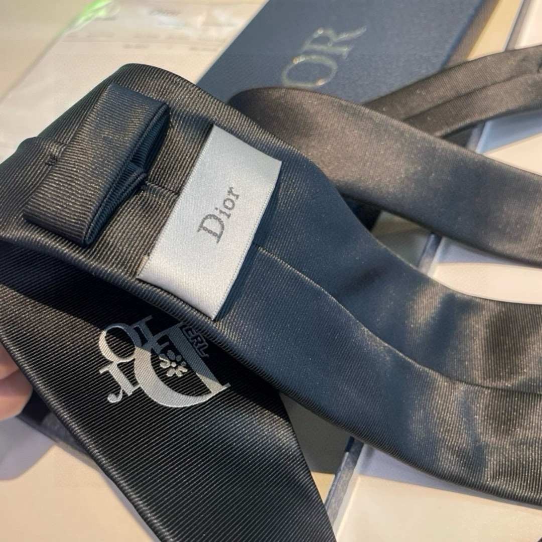 特价 爆款到👏👏Do家新款领带  👔👔Dior男士【D家LOGO系列领带】，稀有😻😻展现精湛手工与时尚优