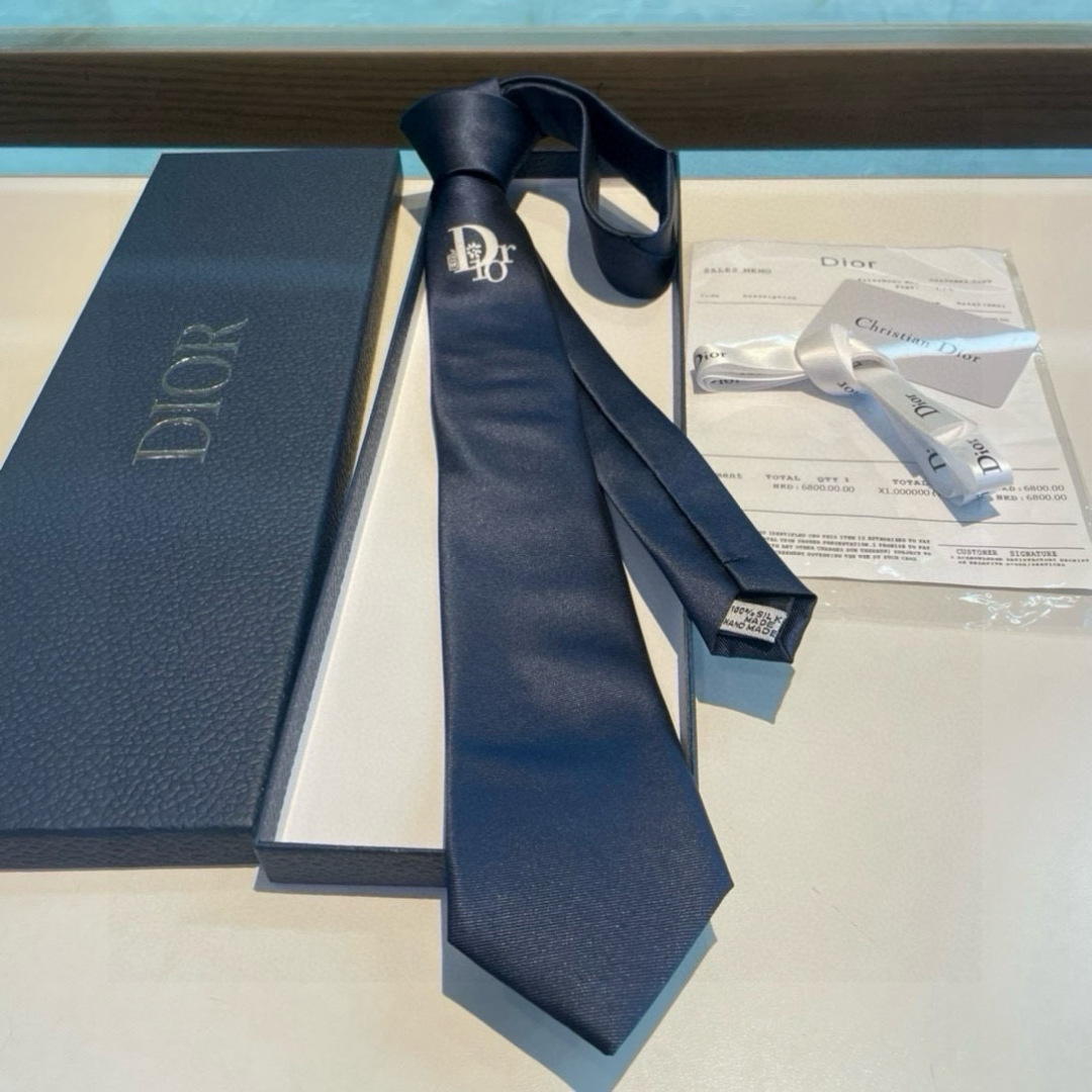 特价 爆款到👏👏Do家新款领带  👔👔Dior男士【D家LOGO系列领带】，稀有😻😻展现精湛手工与时尚优