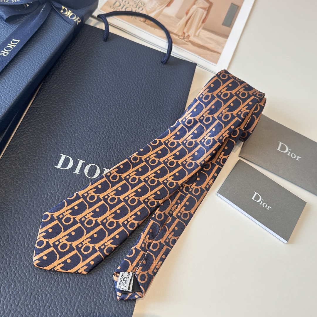特价特👏👏Dior家款新领带 👔👔Dior男士CD提领花带 稀有😻😻展现精湛工手与时尚优雅理的想选择，这