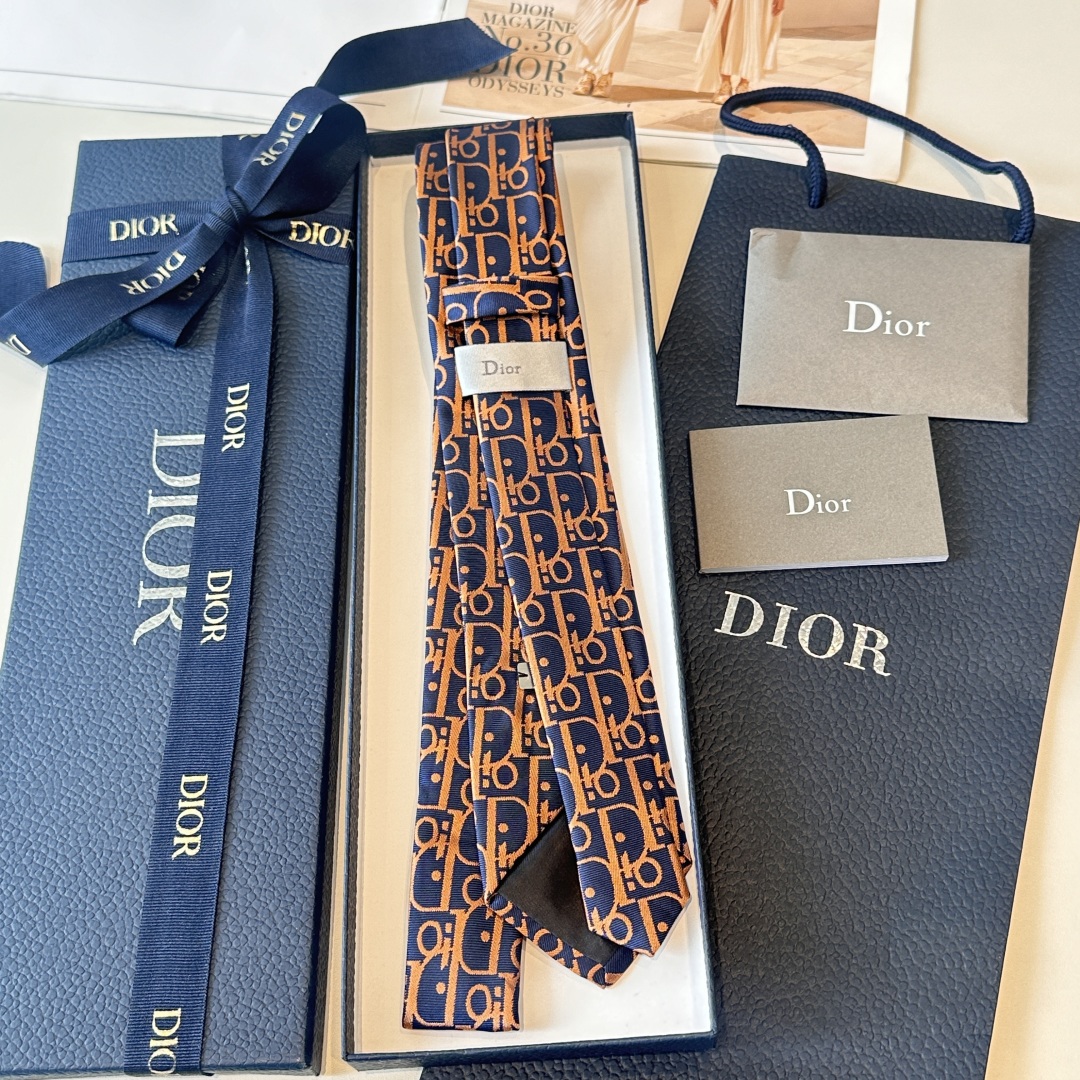 特价特👏👏Dior家款新领带 👔👔Dior男士CD提领花带 稀有😻😻展现精湛工手与时尚优雅理的想选择，这
