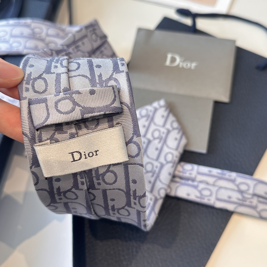 特价特👏👏Dior家款新领带 👔👔Dior男士CD提领花带 稀有😻😻展现精湛工手与时尚优雅理的想选择，这