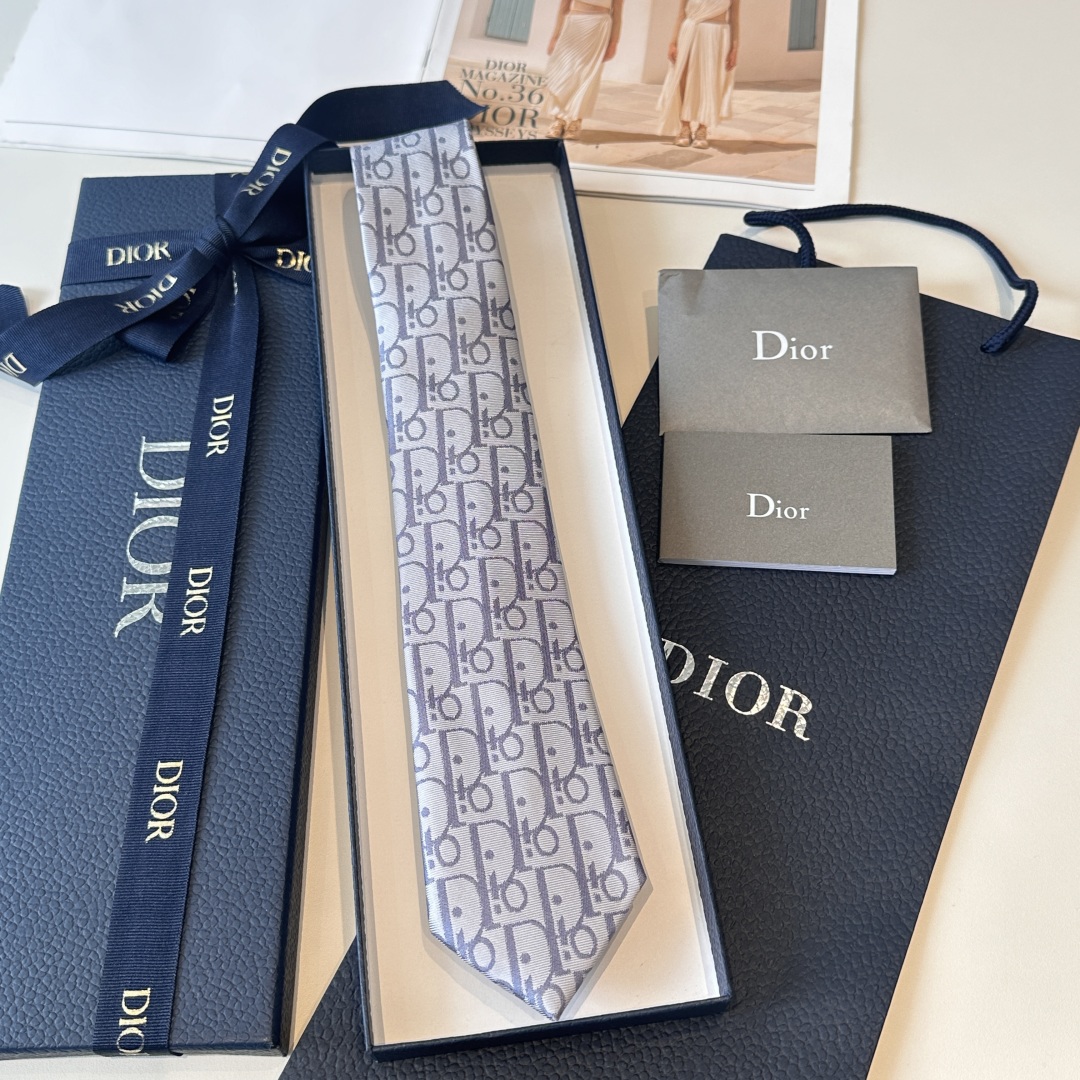 特价特👏👏Dior家款新领带 👔👔Dior男士CD提领花带 稀有😻😻展现精湛工手与时尚优雅理的想选择，这