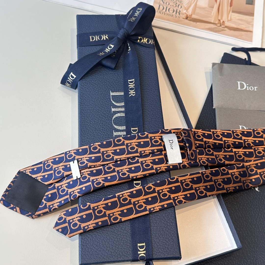 特价特👏👏Dior家款新领带 👔👔Dior男士CD提领花带 稀有😻😻展现精湛工手与时尚优雅理的想选择，这