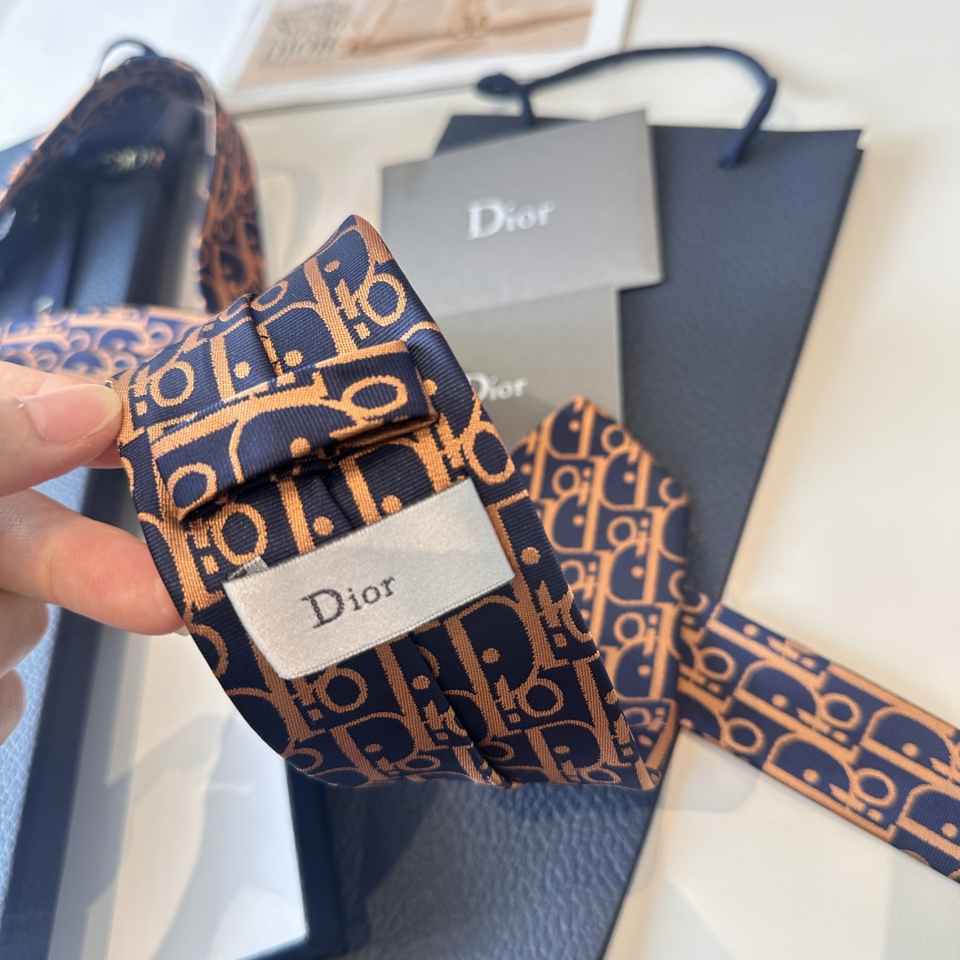 特价特👏👏Dior家款新领带 👔👔Dior男士CD提领花带 稀有😻😻展现精湛工手与时尚优雅理的想选择，这