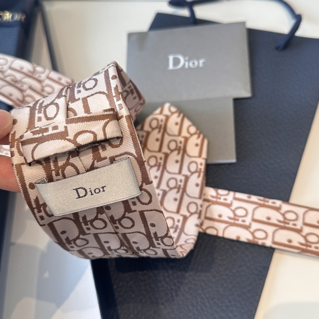特价特👏👏Dior家款新领带 👔👔Dior男士CD提领花带 稀有😻😻展现精湛工手与时尚优雅理的想选择，这