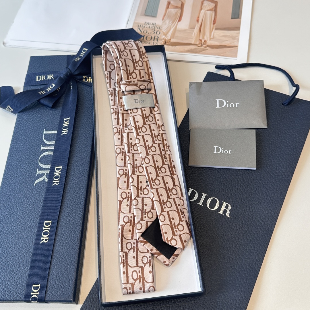特价特👏👏Dior家款新领带 👔👔Dior男士CD提领花带 稀有😻😻展现精湛工手与时尚优雅理的想选择，这