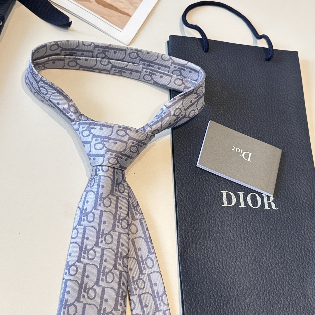 特价特👏👏Dior家款新领带 👔👔Dior男士CD提领花带 稀有😻😻展现精湛工手与时尚优雅理的想选择，这