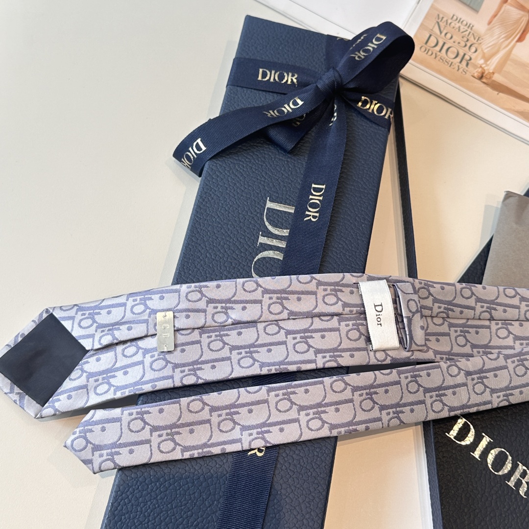 特价特👏👏Dior家款新领带 👔👔Dior男士CD提领花带 稀有😻😻展现精湛工手与时尚优雅理的想选择，这