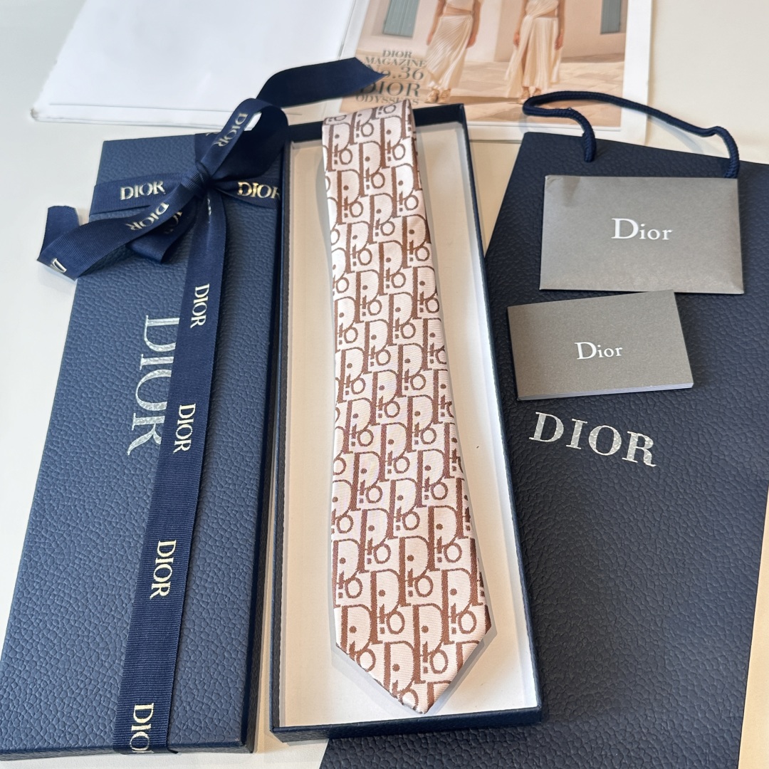 特价特👏👏Dior家款新领带 👔👔Dior男士CD提领花带 稀有😻😻展现精湛工手与时尚优雅理的想选择，这