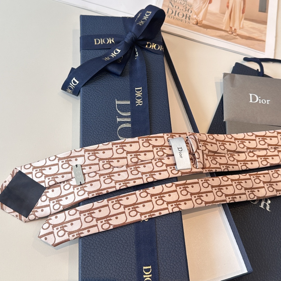 特价特👏👏Dior家款新领带 👔👔Dior男士CD提领花带 稀有😻😻展现精湛工手与时尚优雅理的想选择，这