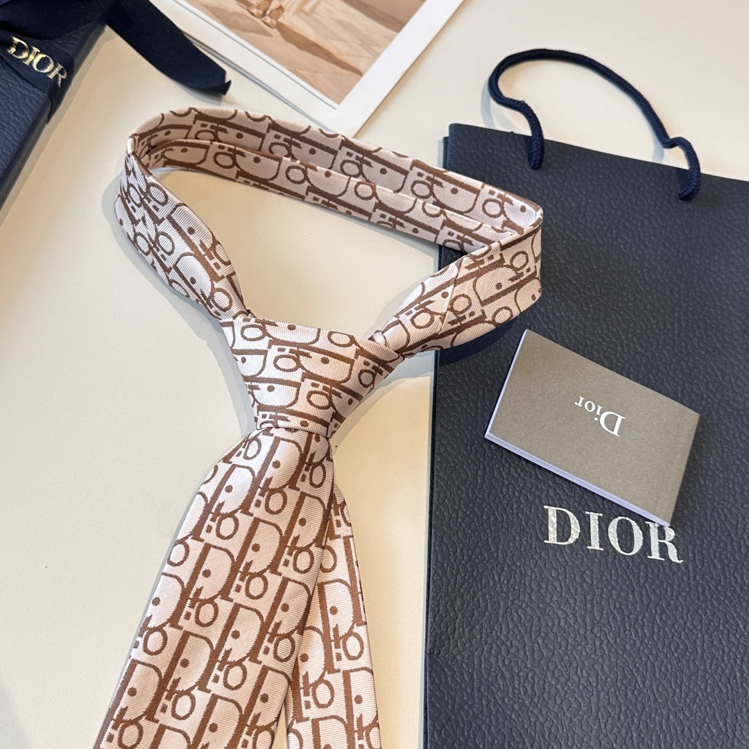 特价特👏👏Dior家款新领带 👔👔Dior男士CD提领花带 稀有😻😻展现精湛工手与时尚优雅理的想选择，这