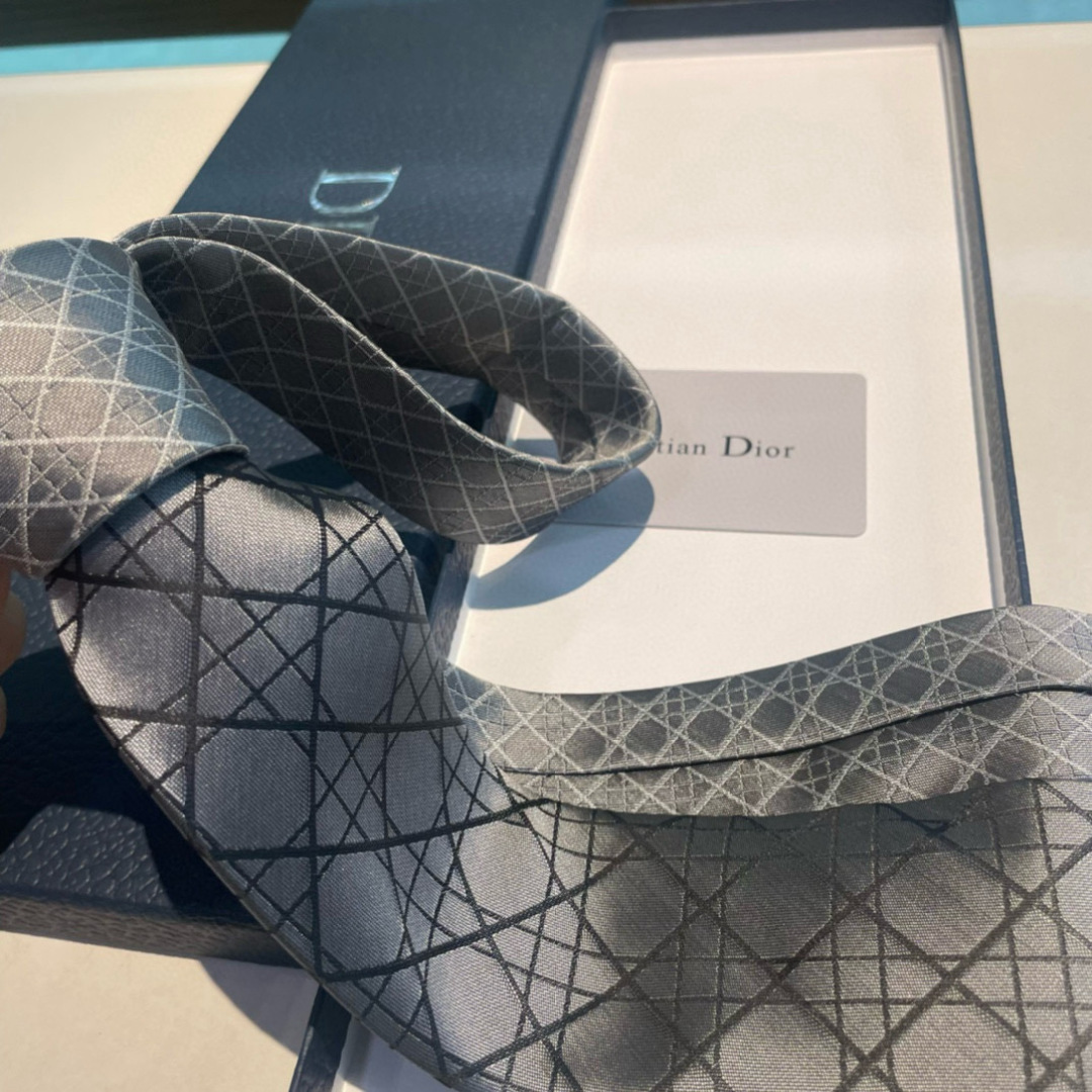 特价👏👏Dior家款新领带 👔👔Dior男士CD提领花带 稀有😻😻展现精湛工手与时尚优雅理的想选择，这采
