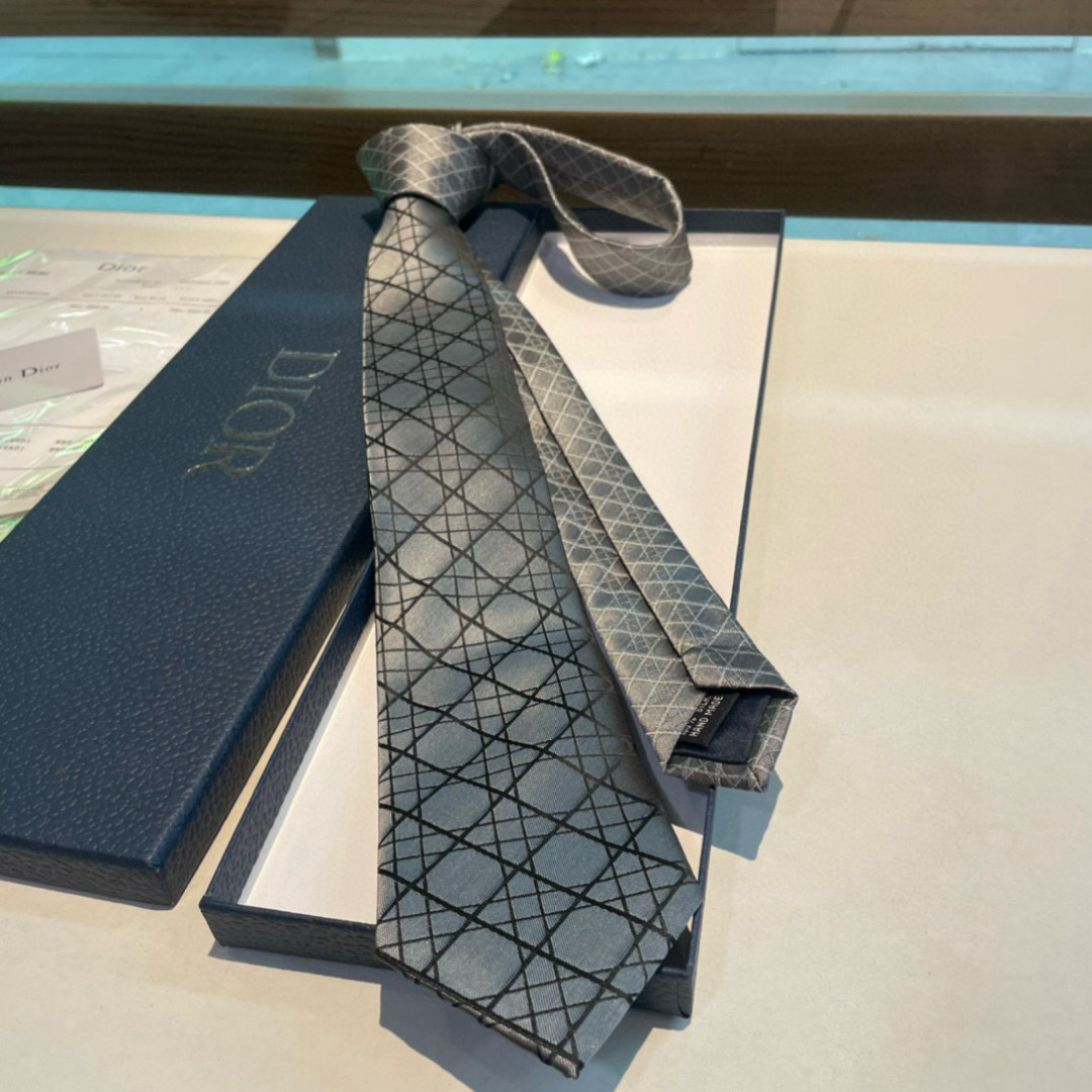 特价👏👏Dior家款新领带 👔👔Dior男士CD提领花带 稀有😻😻展现精湛工手与时尚优雅理的想选择，这采