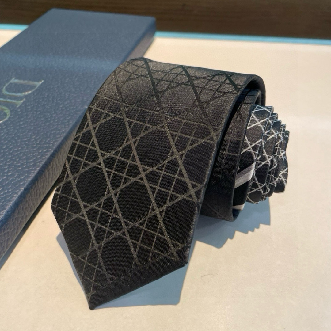 特价👏👏Dior家款新领带 👔👔Dior男士CD提领花带 稀有😻😻展现精湛工手与时尚优雅理的想选择，这采
