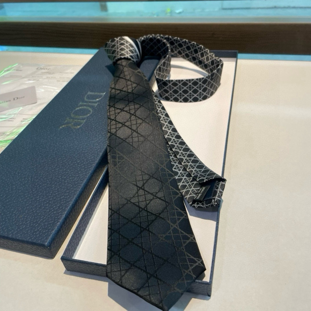 特价👏👏Dior家款新领带 👔👔Dior男士CD提领花带 稀有😻😻展现精湛工手与时尚优雅理的想选择，这采