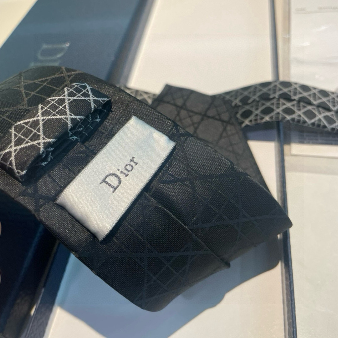 特价👏👏Dior家款新领带 👔👔Dior男士CD提领花带 稀有😻😻展现精湛工手与时尚优雅理的想选择，这采