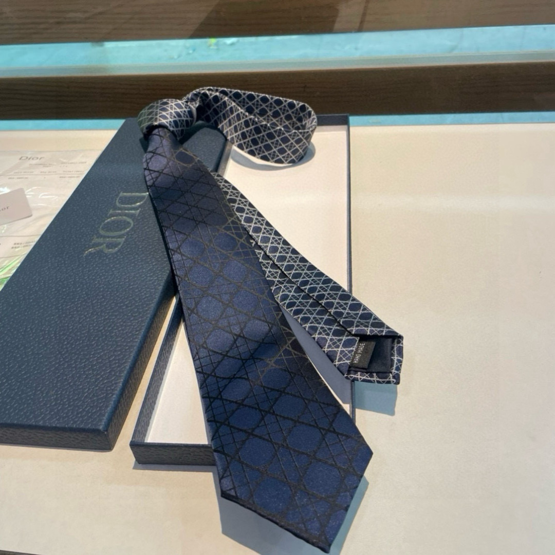 特价👏👏Dior家款新领带 👔👔Dior男士CD提领花带 稀有😻😻展现精湛工手与时尚优雅理的想选择，这采