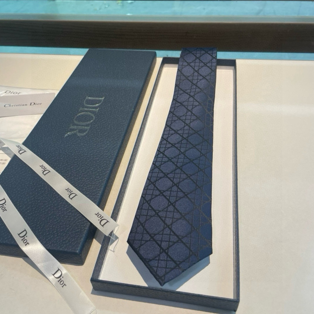 特价👏👏Dior家款新领带 👔👔Dior男士CD提领花带 稀有😻😻展现精湛工手与时尚优雅理的想选择，这采