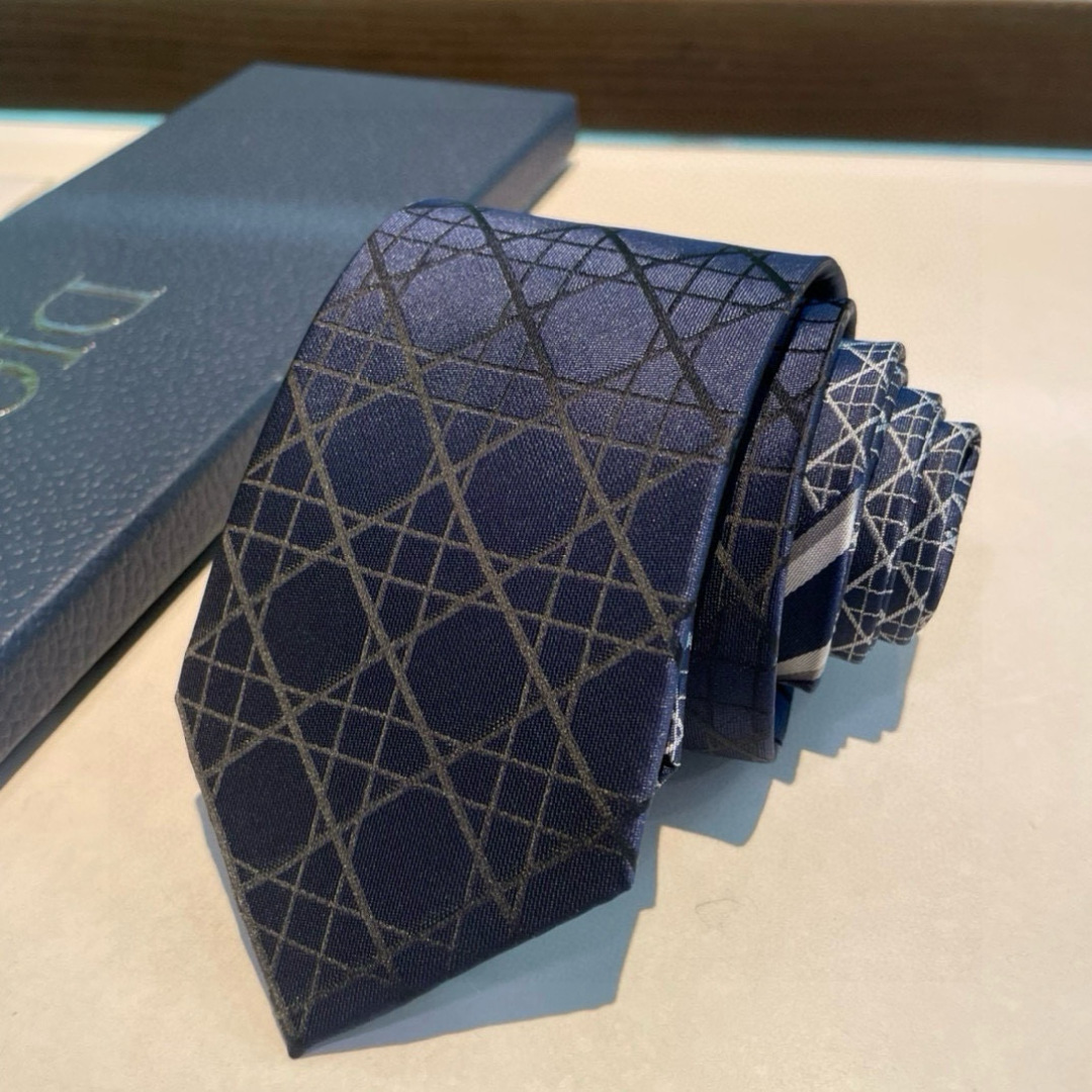 特价👏👏Dior家款新领带 👔👔Dior男士CD提领花带 稀有😻😻展现精湛工手与时尚优雅理的想选择，这采