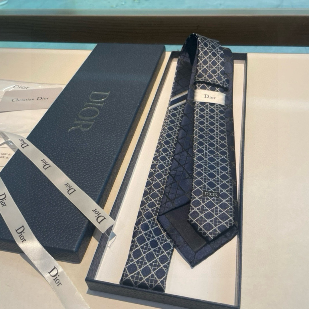 特价👏👏Dior家款新领带 👔👔Dior男士CD提领花带 稀有😻😻展现精湛工手与时尚优雅理的想选择，这采