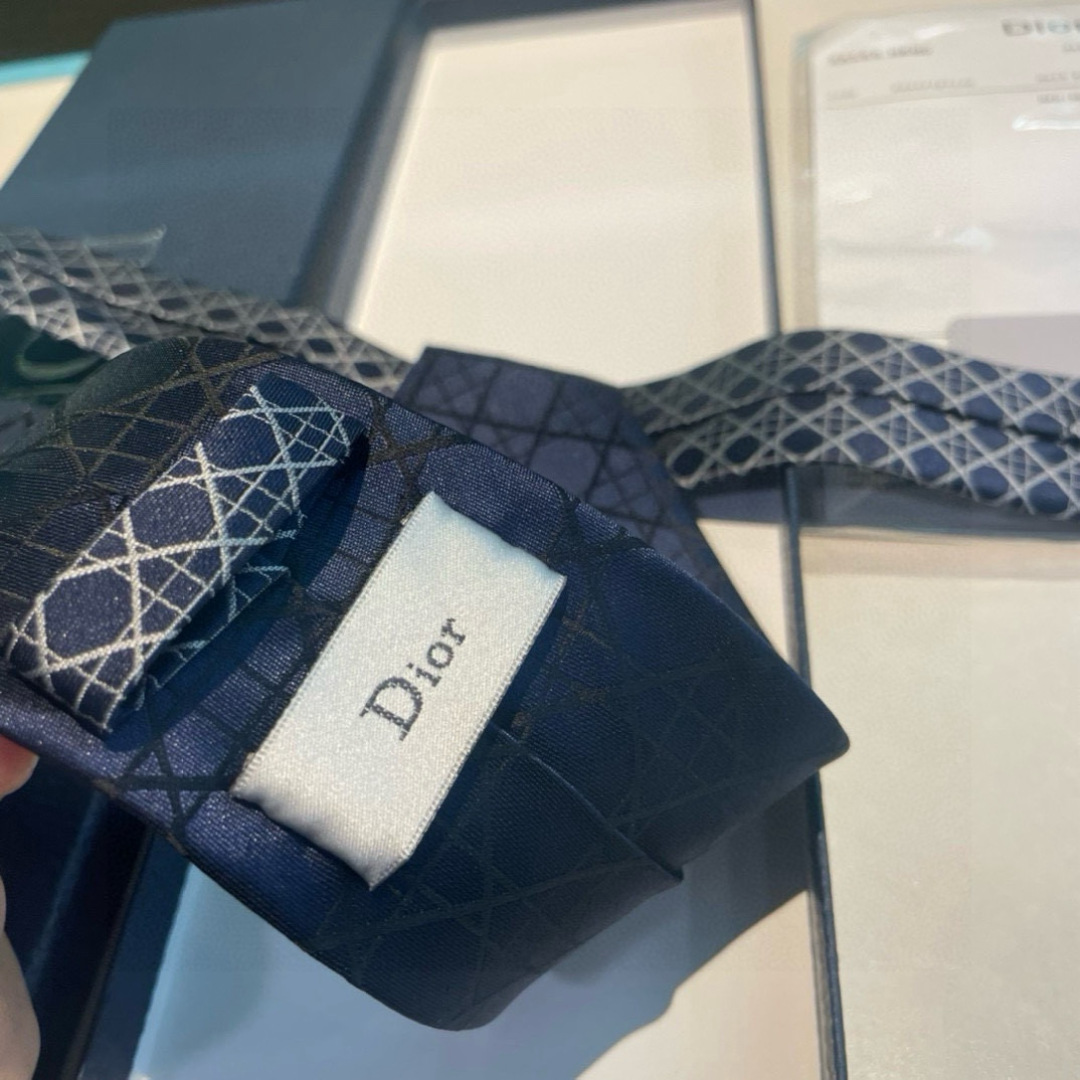 特价👏👏Dior家款新领带 👔👔Dior男士CD提领花带 稀有😻😻展现精湛工手与时尚优雅理的想选择，这采